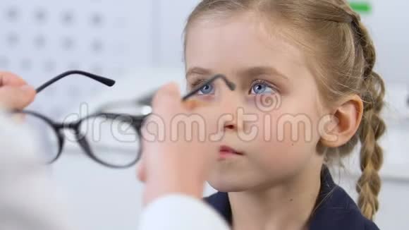 令人不安的小女孩拒绝戴眼镜矫正镜片处方视频的预览图