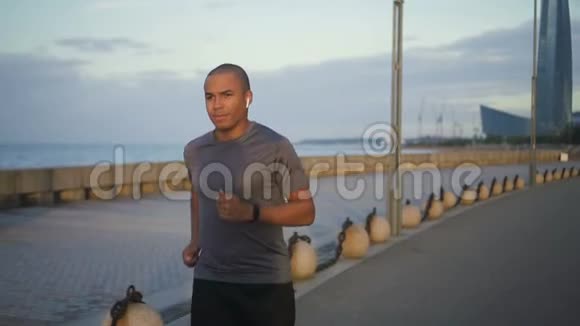 城市人行桥上慢跑的非洲男子肖像慢跑者更喜欢健康的生活方式视频的预览图