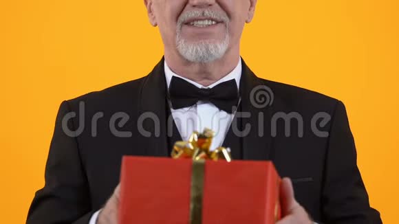 老人带红色礼品盒生日礼物节日惊喜亲情视频的预览图