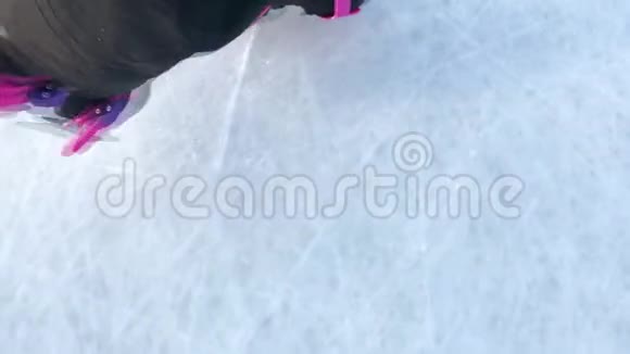 幼儿滑冰的第一步视频的预览图
