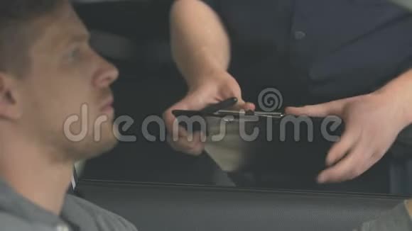 警察对紧张的司机罚款违反交通规则特写视频的预览图