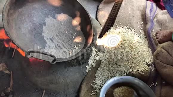 在乡下的煎锅里做膨化的米饭视频的预览图