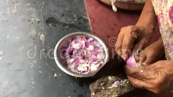 女人用传统刀切洋葱视频的预览图