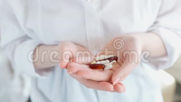 维生素和补充剂手掌上握着各种白色药丸的特写HA药片胶囊的特写视频的预览图