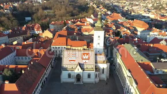 位于克罗地亚萨格勒布历史悠久的老城区中心的上城区主要广场和位于萨格勒布2号背景的圣马克教堂视频的预览图