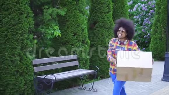 积极的非洲裔美国年轻女性快递或投递男子非洲发型下降箱失败视频的预览图