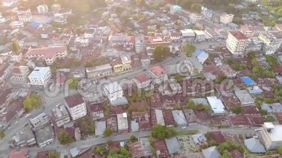 ChakeChakeChake空中射击桑给巴尔群岛彭巴岛最大的城市视频的预览图