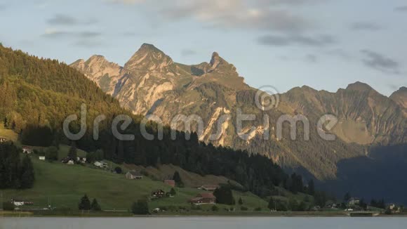 瑞士锡尔湖日落时分瑞士山脉上有阳光视频的预览图