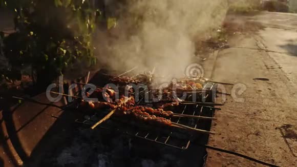 烤鸡是泰国很容易吃的菜单走在街上或小巷里你经常会看到烟熏和烧烤视频的预览图