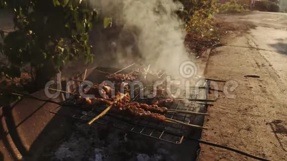 烤鸡是泰国很容易吃的菜单走在街上或小巷里你经常会看到烟熏和烧烤视频的预览图