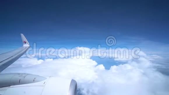从飞机窗口的时间推移美丽的天空和云彩视频的预览图