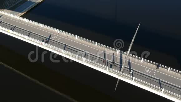 城市桥上的行人空中视频的预览图