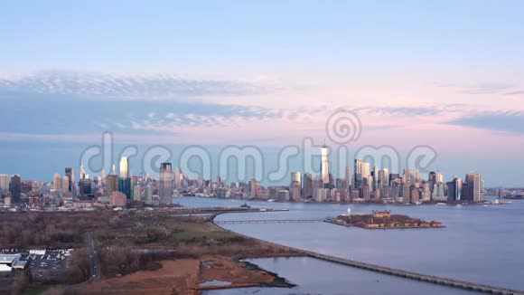 纽约市和泽西城市天际线的空中镜头视频的预览图