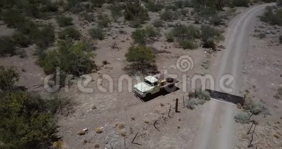 无人机飞在孤独废弃的老式皮卡上靠近砂岩砾石沙漠路在夏天失去了美国的热量视频的预览图