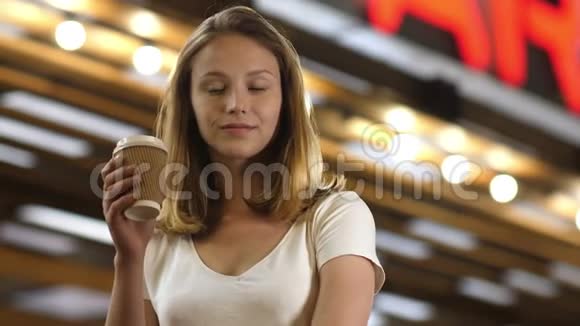 时尚快乐的年轻女人喝咖啡去视频的预览图