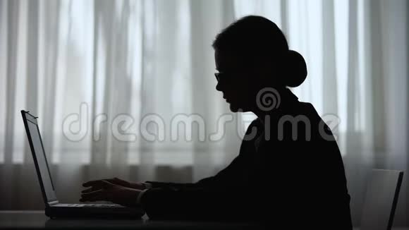 女士夜间在笔记本电脑上工作时感到酷热和眩晕的剪影视频的预览图
