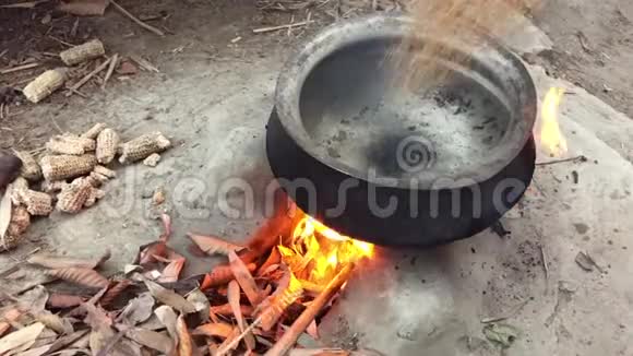 煮牛尾谷物做食物视频的预览图