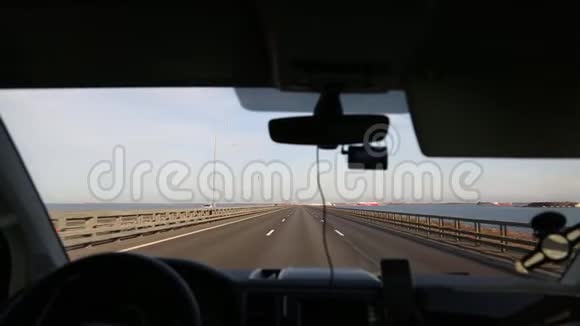 汽车在高速公路上向前行驶开着一条空路穿过海湾从乘客车厢可看到中心景观视频的预览图