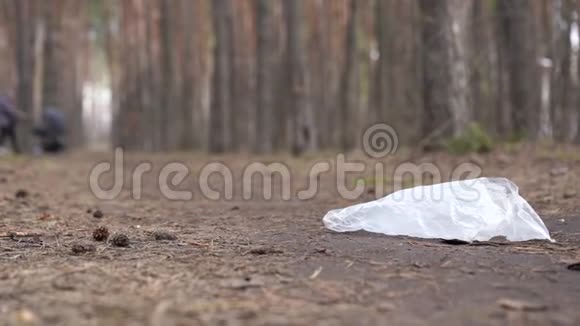在森林里地面上的玻璃纸袋环境污染的概念视频的预览图