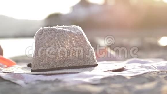 草帽在热带海滩上飘扬女孩带着头饰视频的预览图