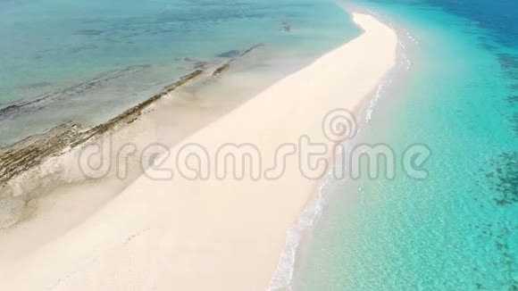 桑给巴尔在Nakupenda岛白雪公主沙岸的空沙滩一天只出现几个小时空中无人机视频的预览图
