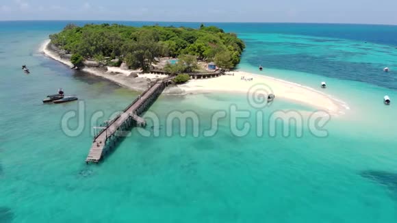 桑给巴尔美丽的白色海滩与绿松石水在海龟监狱岛鸟瞰坦桑尼亚视频的预览图