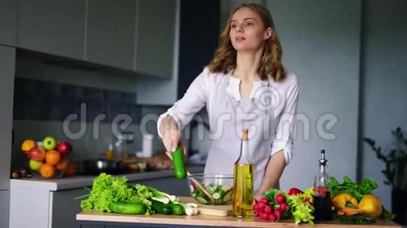 小女孩一边吃黄瓜一边思考伤心的女人吃食疗食品视频的预览图