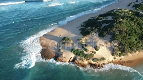 海浪拍打的沙岸空中视频的预览图
