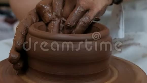 波特用粘土制作陶器用红粘土制作陶瓷制品扭曲锅的车轮手工制作工艺视频的预览图