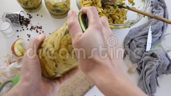 女性手准备意大利凯撒蘑菇的个人视角视频的预览图