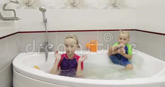 孩子们在洗澡时洗视频的预览图