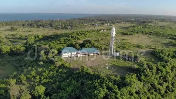 在拉斯基戈马沙半岛灯塔的鸟瞰图桑给巴尔彭巴岛北部坦桑尼亚非洲视频的预览图