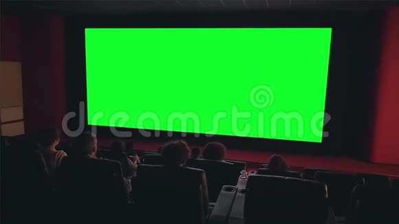 看电影的人看电影中的绿色大屏幕视频的预览图