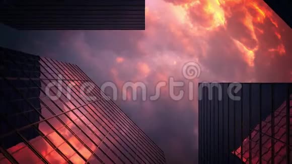 飞机飞过摩天大楼日落的精彩视频组合视频的预览图