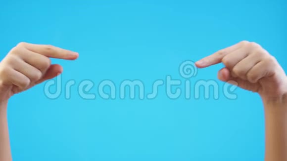 女人的双手指着演播室里蓝色背景上孤立的共空间复制广告空间有地方住视频的预览图