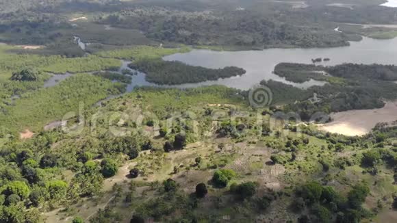 桑给巴尔群岛彭巴岛海岸线的空中拍摄丘陵和岛屿在特别多云的天气视频的预览图