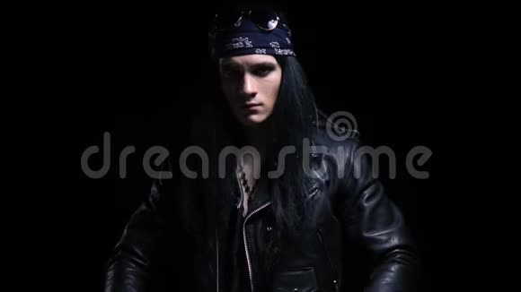 年轻的摇滚歌手一头乌黑的长发头上戴着绷带双手显示和平的标志视频的预览图