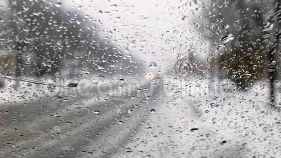 雨天雨滴在挡风玻璃上视频的预览图