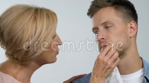爱的母亲照顾她成年的儿子擦拭他的嘴激怒了男人视频的预览图