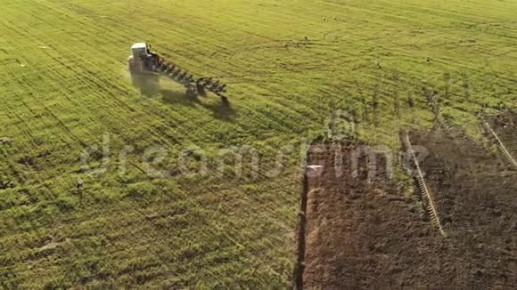 农业机械与耕作单位在晴朗的夏季天气进行围场耕田视频的预览图