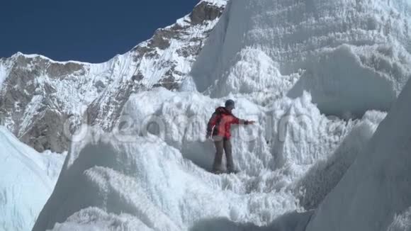 女孩爬上冰川视频的预览图