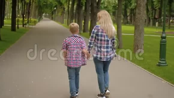 家庭交流爱妈妈儿子步行公园视频的预览图