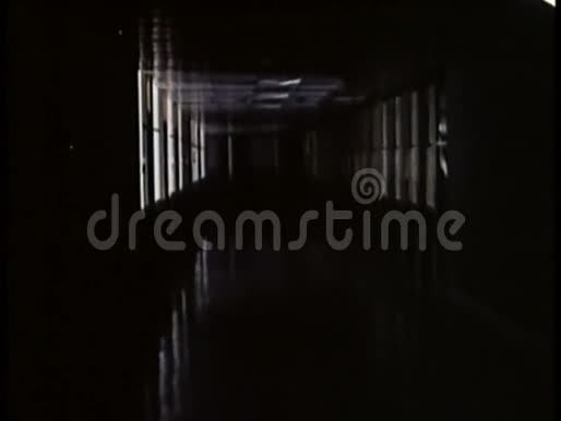 长长的黑暗走廊视频的预览图