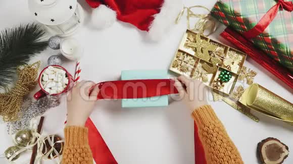 顶部视图手包装圣诞礼物视频的预览图