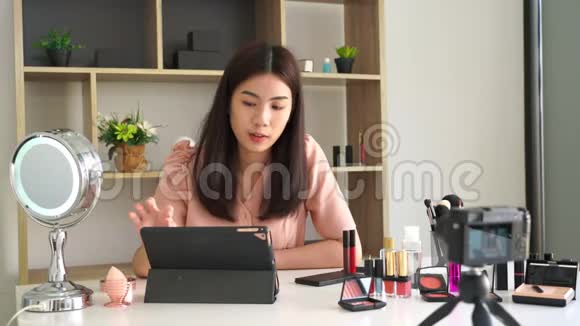 著名博主的4K视频开朗的女性vlogger在录制日常化妆视频时展示化妆品视频的预览图