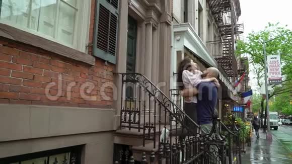 纽约美国2019年5月5日年轻夫妇散步玩得开心视频的预览图