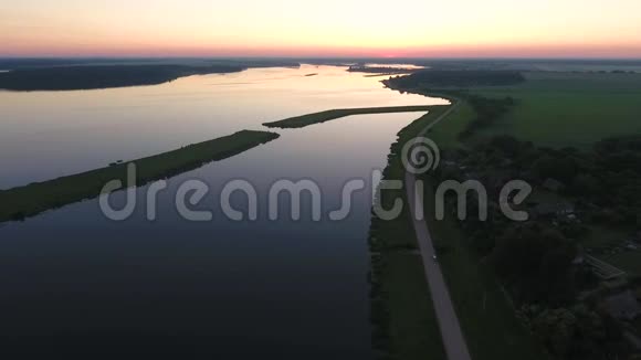 美丽的日出在尼曼河白俄罗斯无人机查看视频的预览图