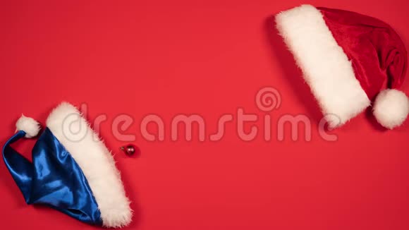 停止新年舞会和圣诞老人帽子的动作动画平躺着圣诞球和红色和蓝色的帽子视频的预览图