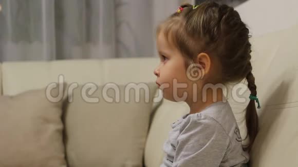 女人的手给孩子一个苹果小孩在看电视吃绿苹果视频的预览图