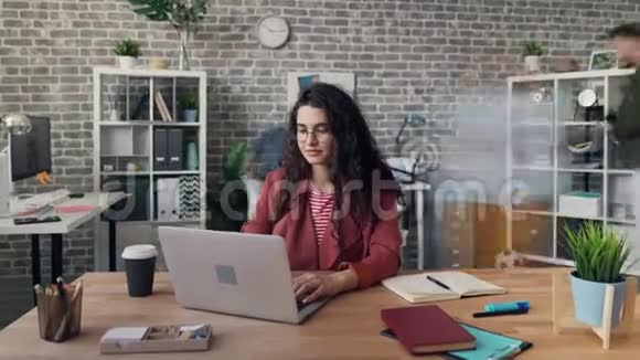 缩小在办公室工作的年轻妇女使用笔记本电脑的时间间隔视频的预览图